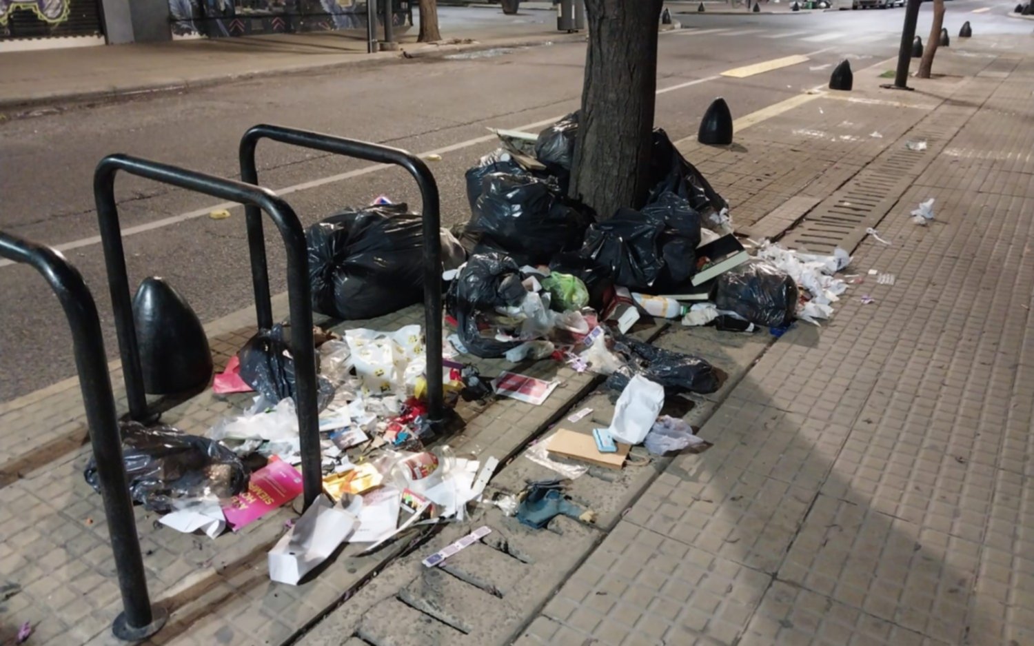 Un clásico de los fines de semana: basurales en el centro comercial de calle 12