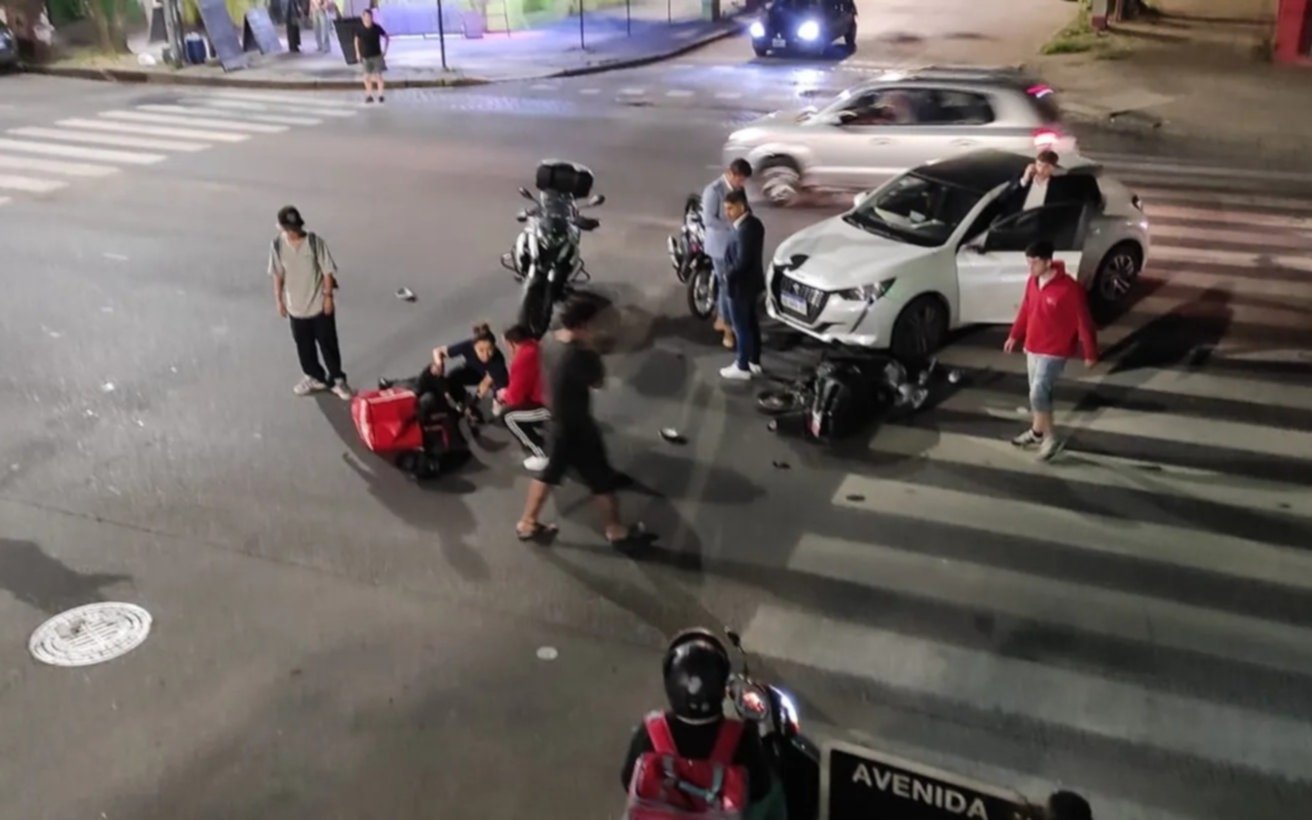 Un impactante choque entre un auto y un delivery casi termina en tragedia