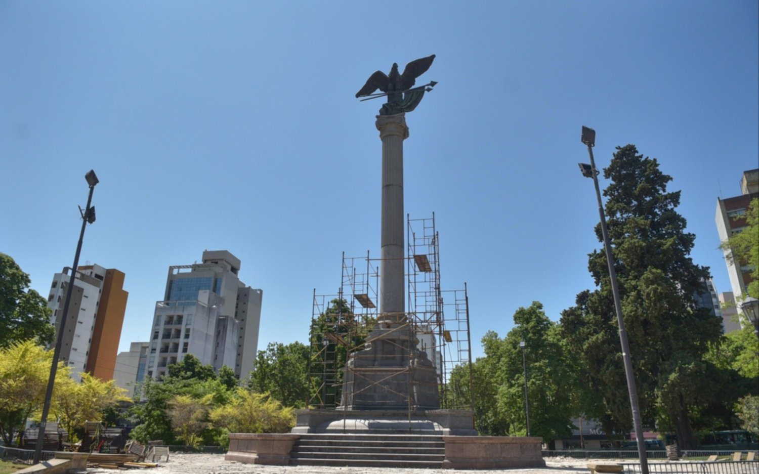 Comenzó la remodelación de la plaza Italia y el traslado del monumento