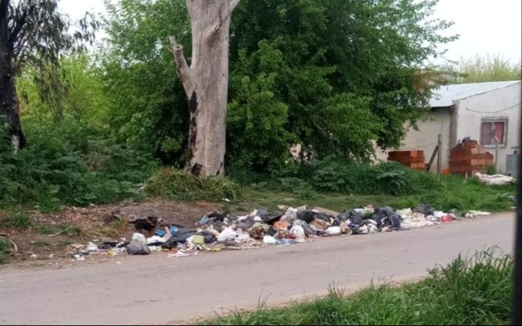 Vecinos reclaman por un basural en una calle de Abasto