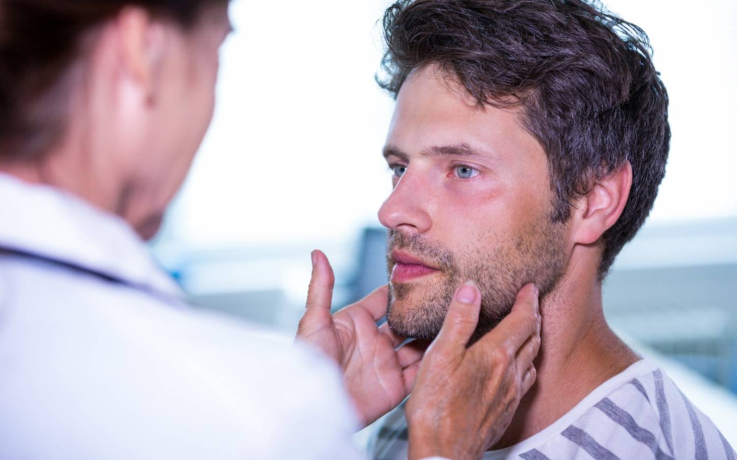 Retoques masculinos: crecen las cirugías de mentón