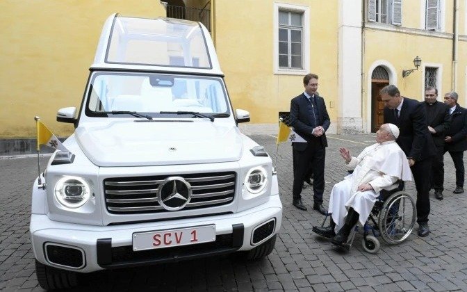El papa Francisco recibe su primer “papamóvil” eléctrico