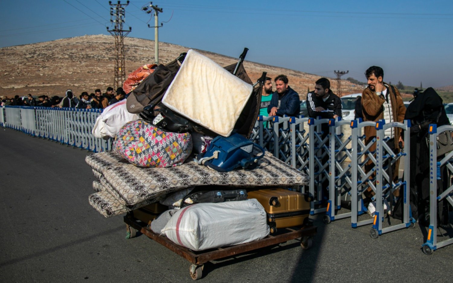 Cientos de sirios hacen fila en la frontera turca, esperando volver a casa