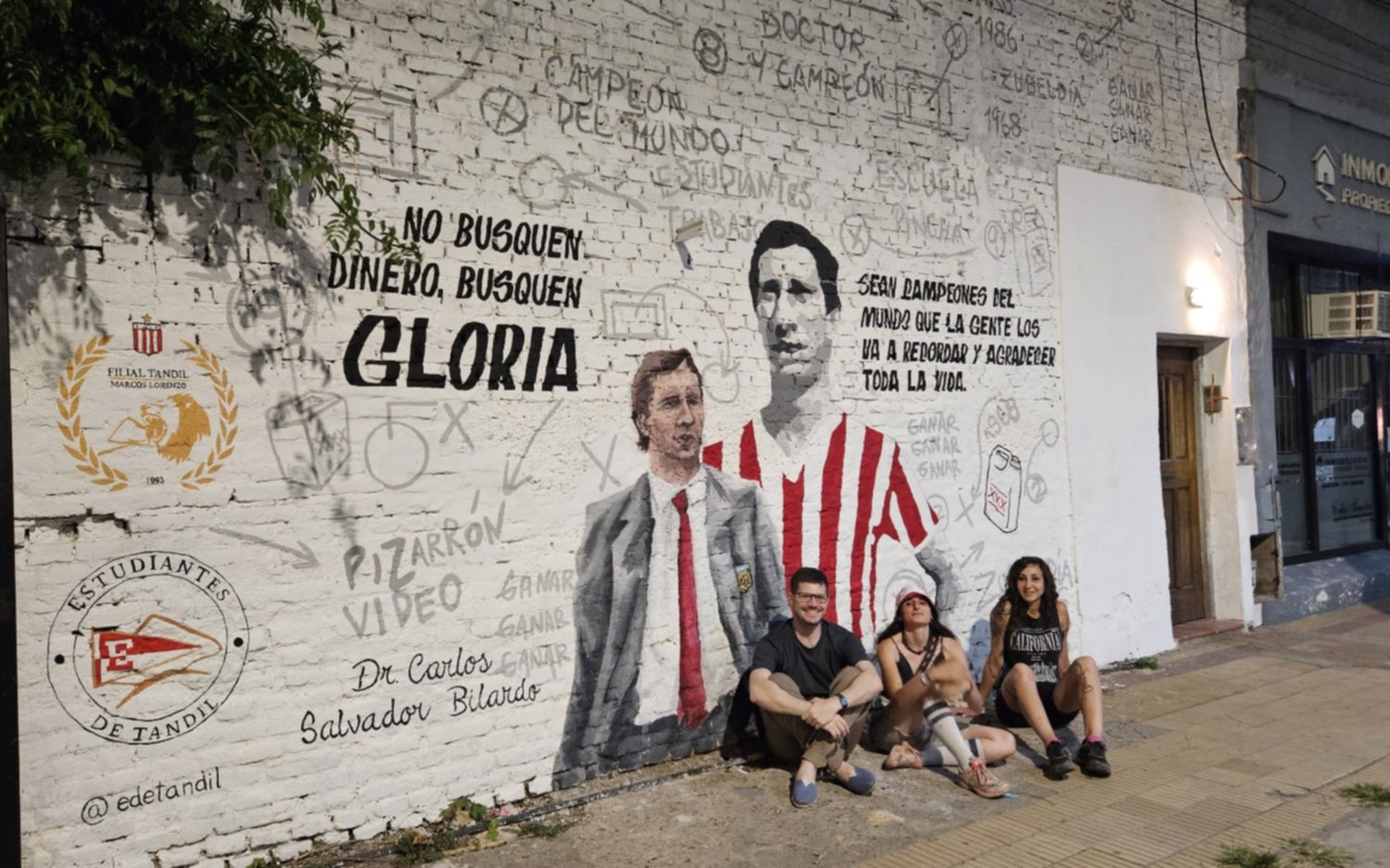 Un tremendo mural homenaja a Carlos Bilardo en Tandil
