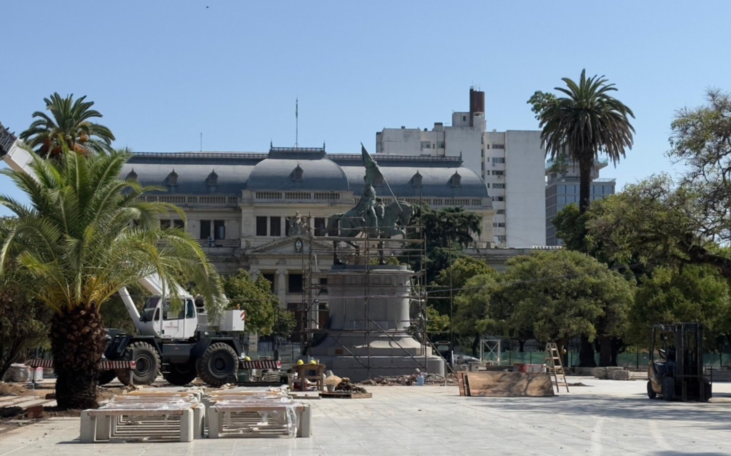 La escultura de San Martín ya está en su pedestal