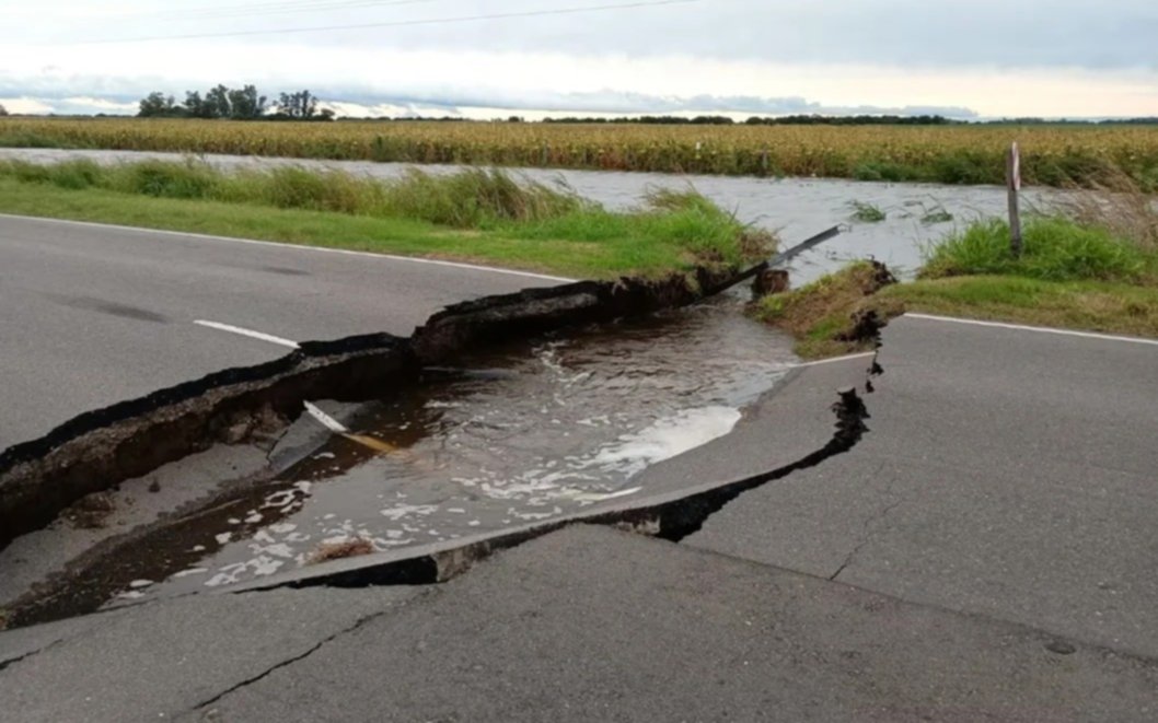 Un río partió al medio una ruta cordobesa en medio de una fuerte tormenta