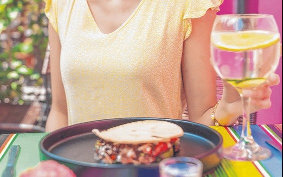 El debate sobre cómo y cuándo tomar agua en las comidas
