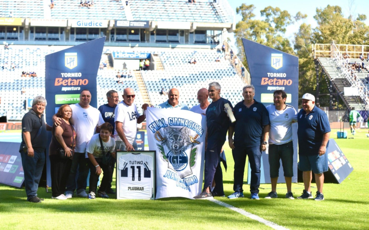 Un homenaje a Juan Tutino en la previa del partido 
