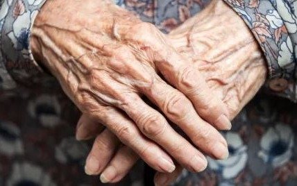 Con la maniobra “transferí de más”: le sacan cinco millones a una jubilada