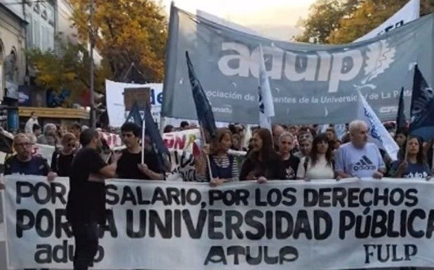 Paro y marcha de los docentes universitarios