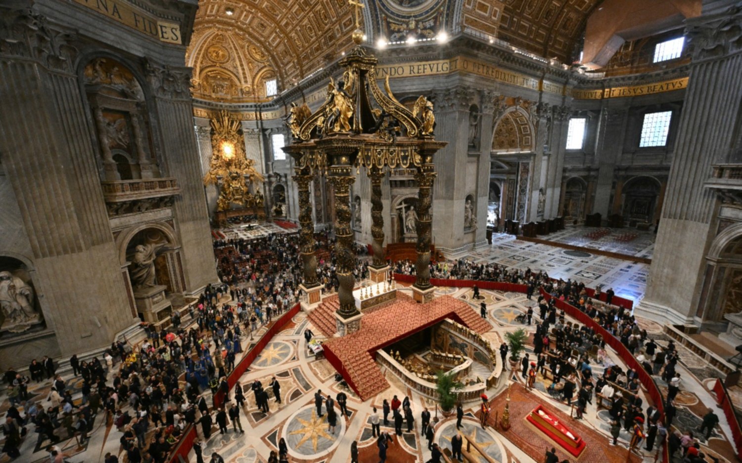 La capilla ardiente del pontífice atrae multitudes antes del funeral