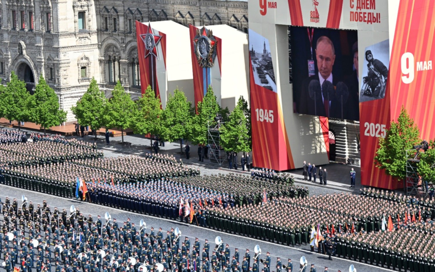 Multitudinario desfile por el Día de la Victoria