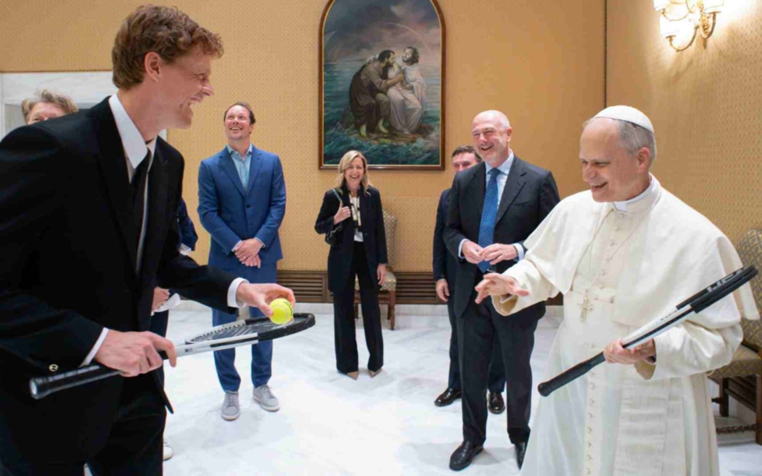 El Papa León XIV recibió y bromeó con Jannik Sinner