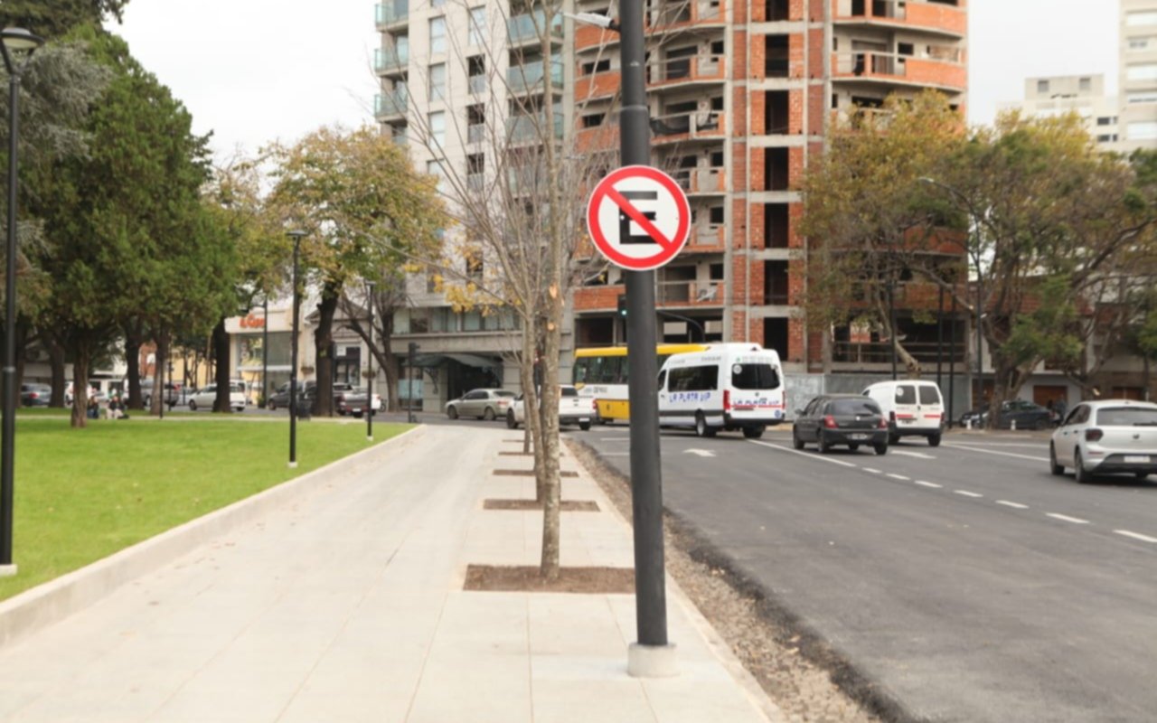 Ya rige la prohibición de estacionar en el perímetro de la plaza Rocha