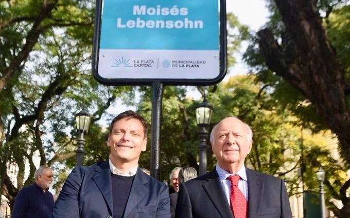 La plazoleta de 5 y 48, recuerda el legado de Moisés Lebensohn