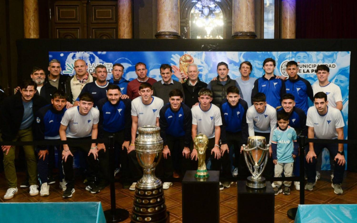 La Liga presentó en el Municipio las copas de la selección