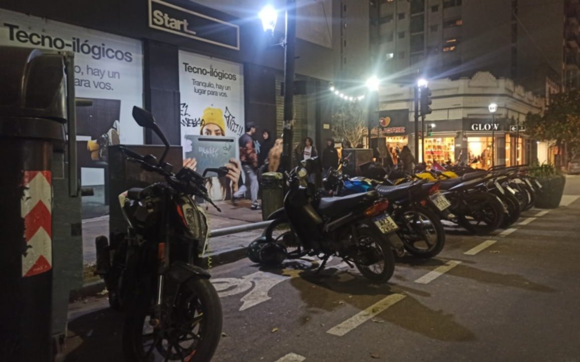 Estacionamiento de motos en zonas comerciales