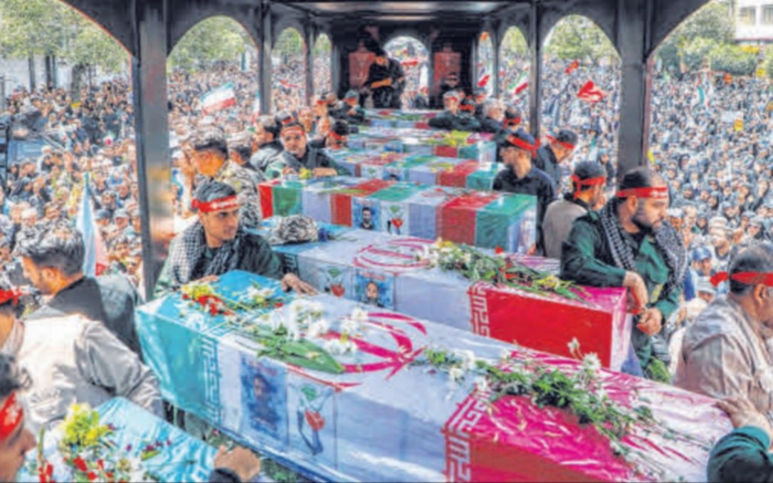 Multitudinaria despedida a militares y científicos muertos en la guerra