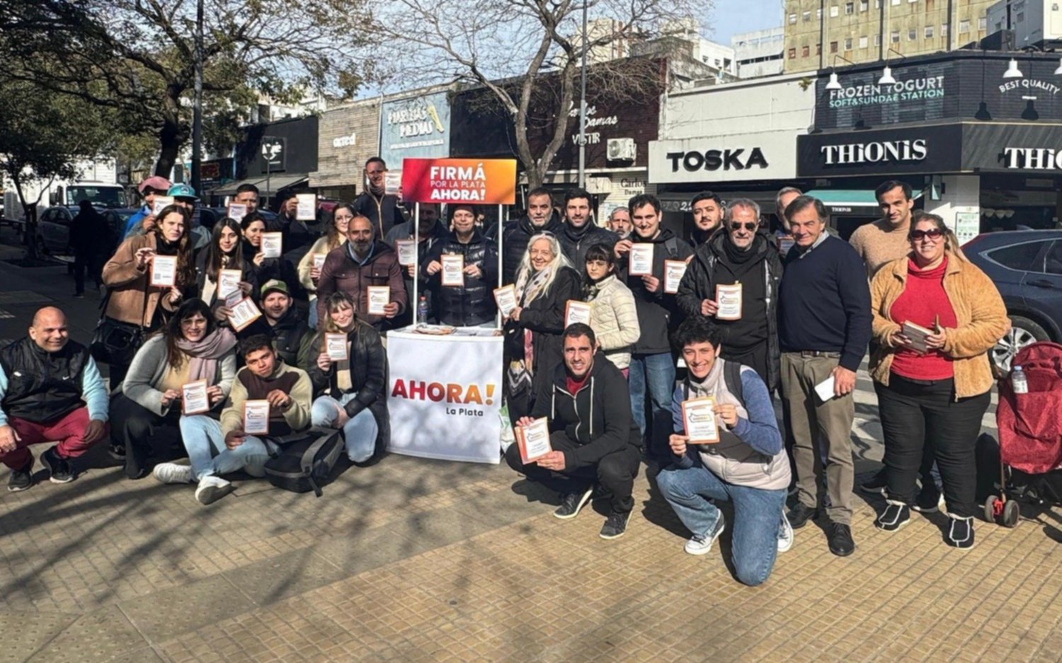 Junta de firmas en La Plata por la autonomía municipal