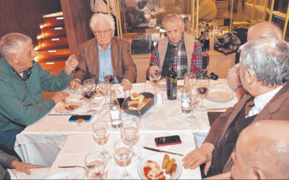 Una cena vestida de rojo y blanco para conmemorar el 120º aniversario