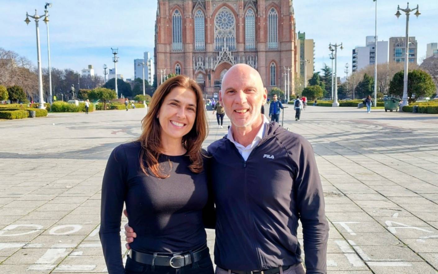 María Eugenia Talerico, con dirigentes platenses en Plaza Moreno