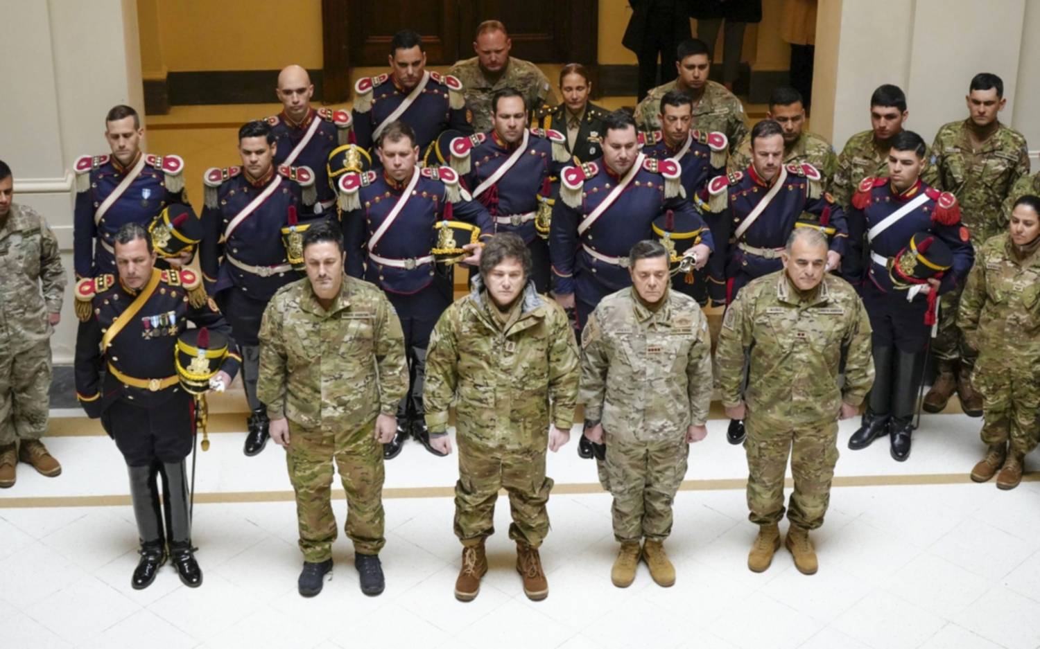 Milei, con traje militar y junto a Petri, en el homenaje a San Martín