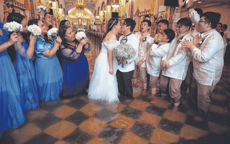 Amor sin barreras: se casaron pese a que la iglesia estaba inundada