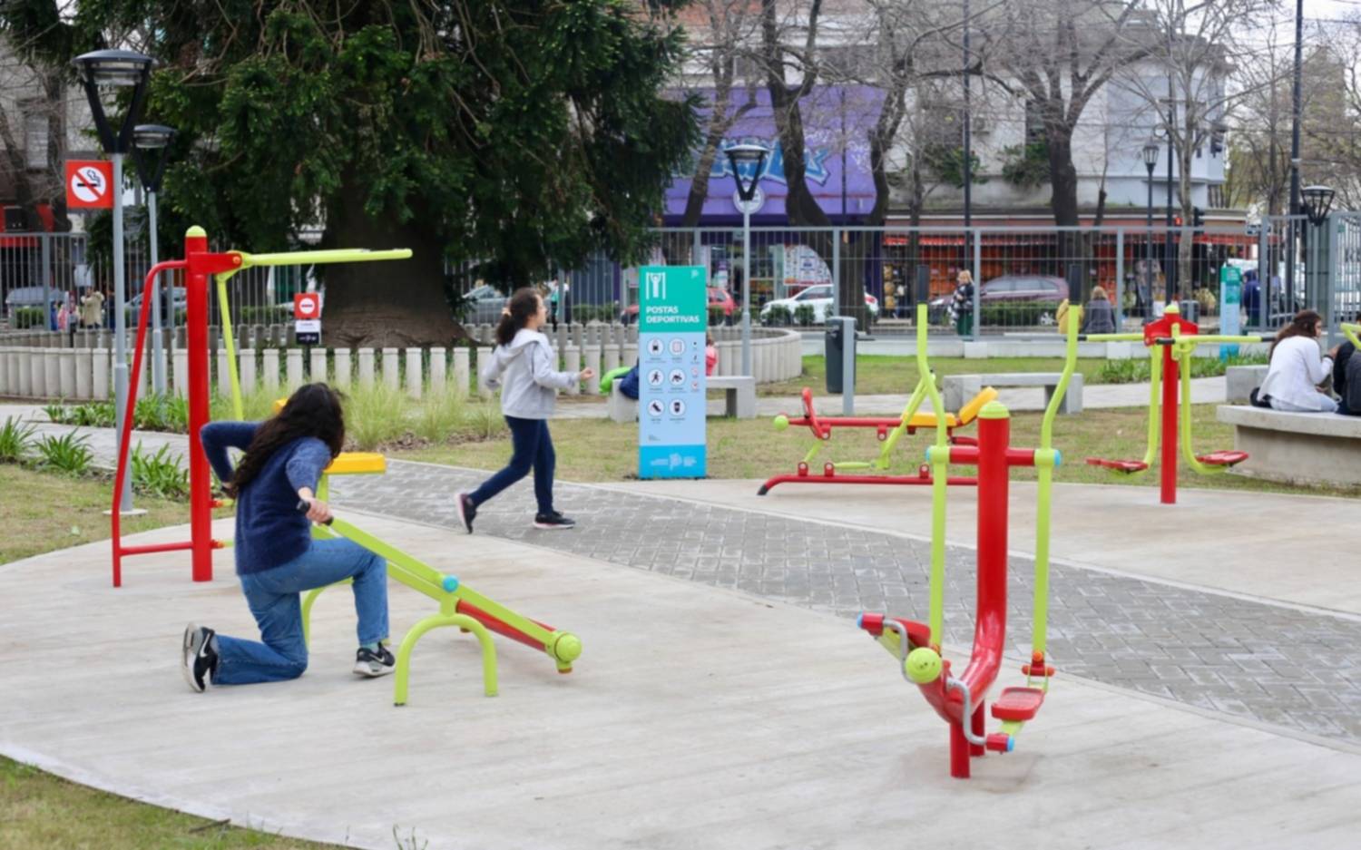 Iluminación, juegos y postas en una plaza céntrica