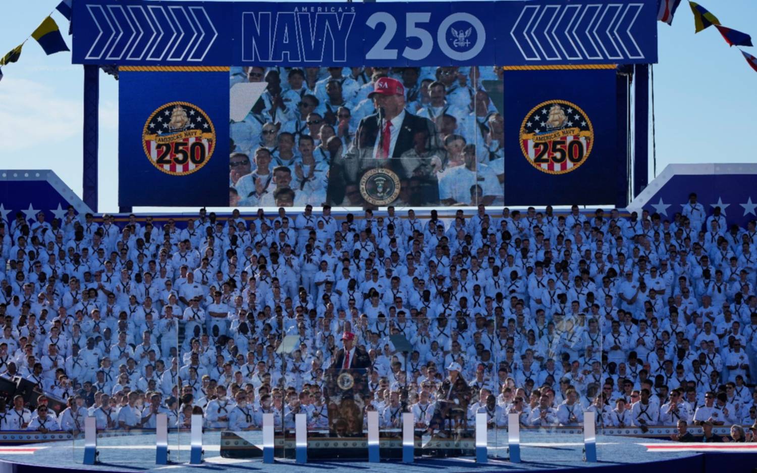 Celebran los 250 años de la Marina, en medio del cierre del gobierno