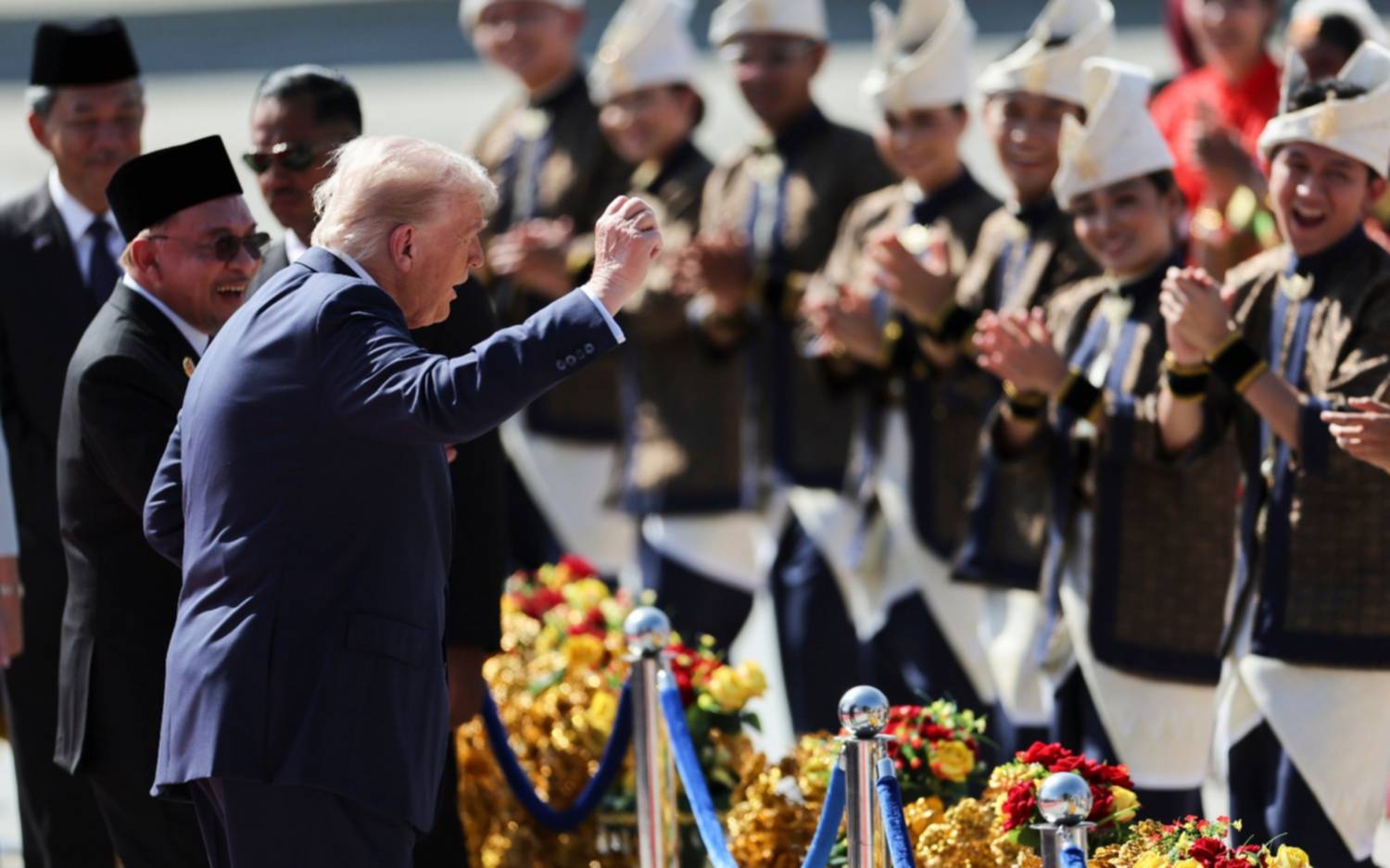 El bailecito de Donald: le puso onda al bajar del avión