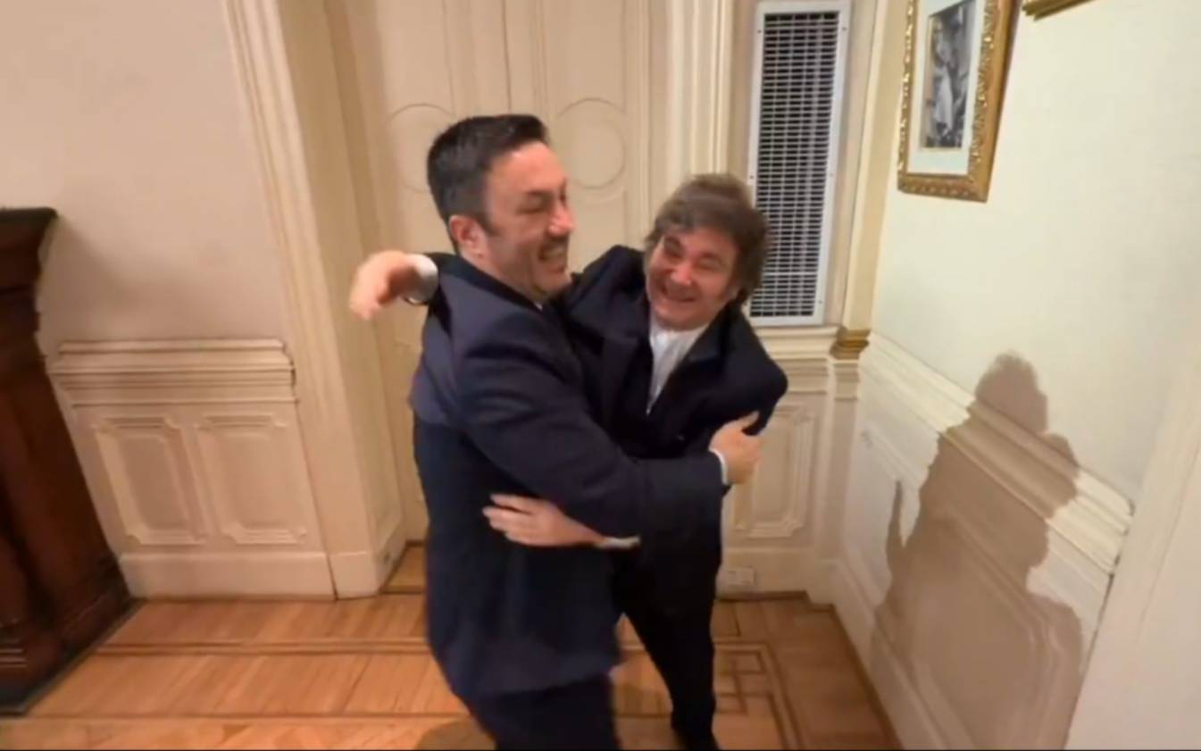 A los saltitos y con música de James Brown