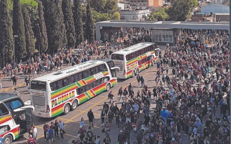 La enorme caravana de los hinchas Granates para acompañar al equipo