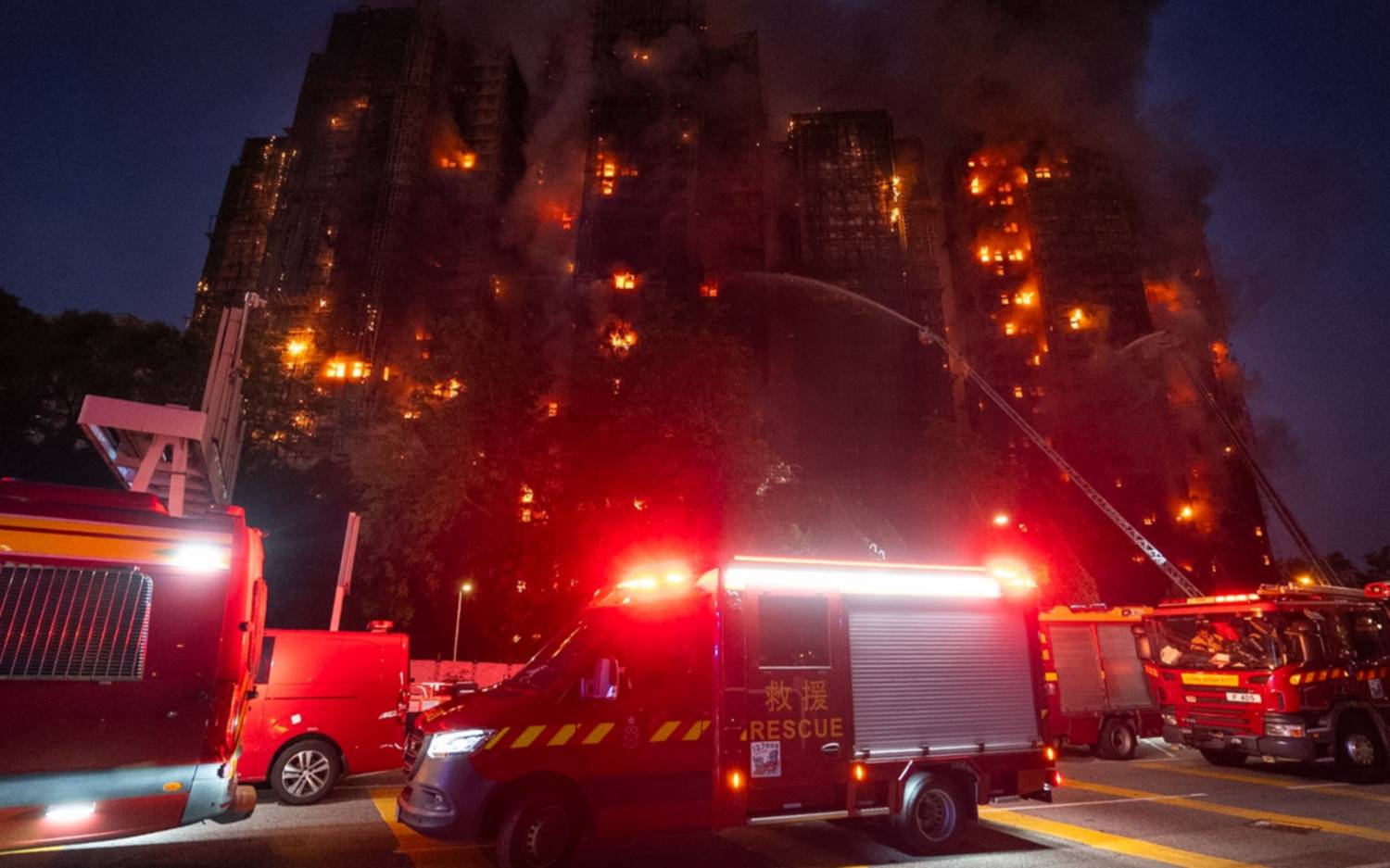 Al menos 44 muertos por un voraz incendio en Hong Kong