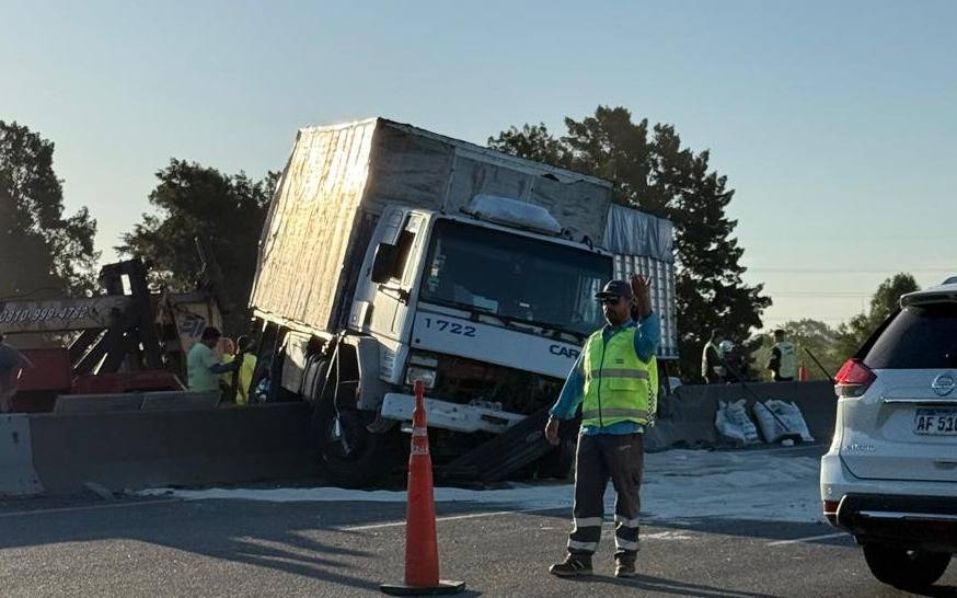 Brutal siniestro al borde de la tragedia en la Autopista