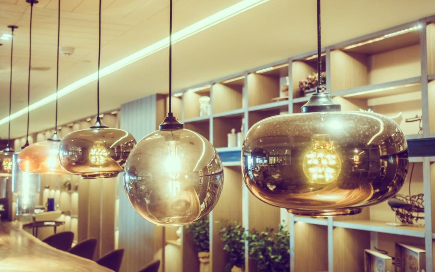 Lámparas que son coronas: la iluminación, como en un palacio