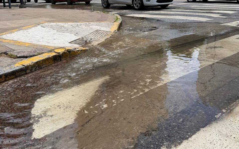 Enorme pérdida de agua generó una laguna en el corazón del casco urbano