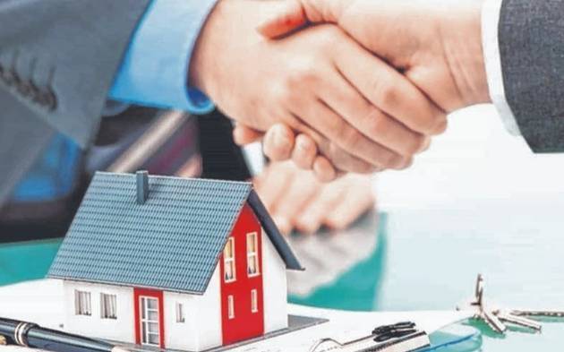 Clientes consultan en una sucursal bancaria sobre créditos hipotecarios