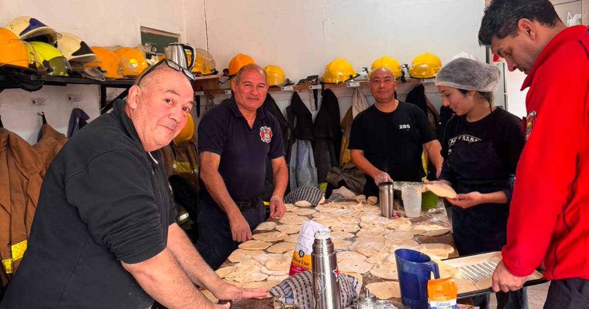 Bomberos vendieron tortas fritas por el 9 de Julio | El Dia